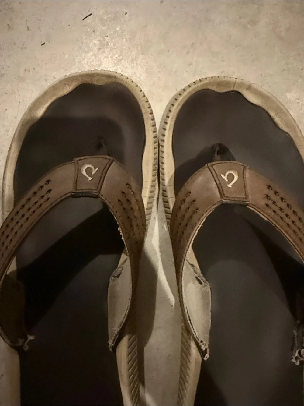 OluKai Men's Brown & Black Flip-Flop Sandals